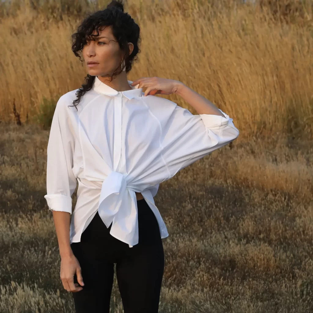 Women standing in field wearing an époque evolution blouse